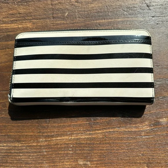 ♠️VGUC Kate Spade Black and Creme Stripe Patent Leather Zip Around Wallet - Picture 2 of 6